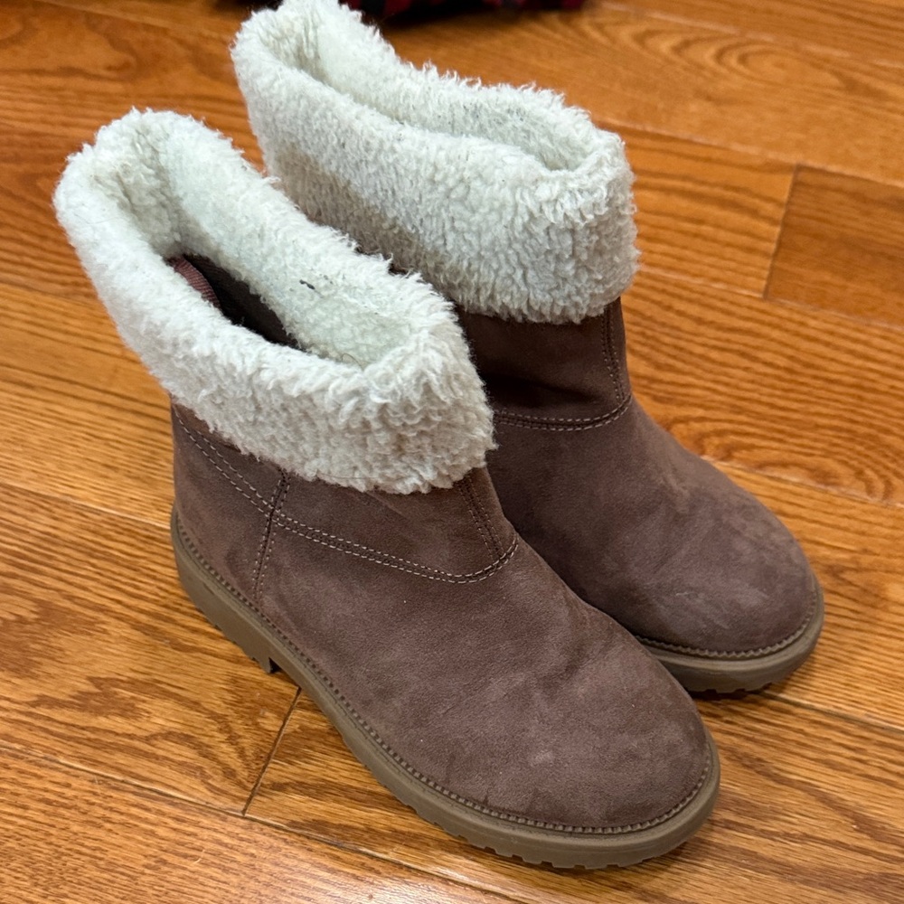 Excellent cond. Brown Suede Boots with White Fur Lining